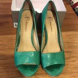 B. Makowsky size 9 leather pump